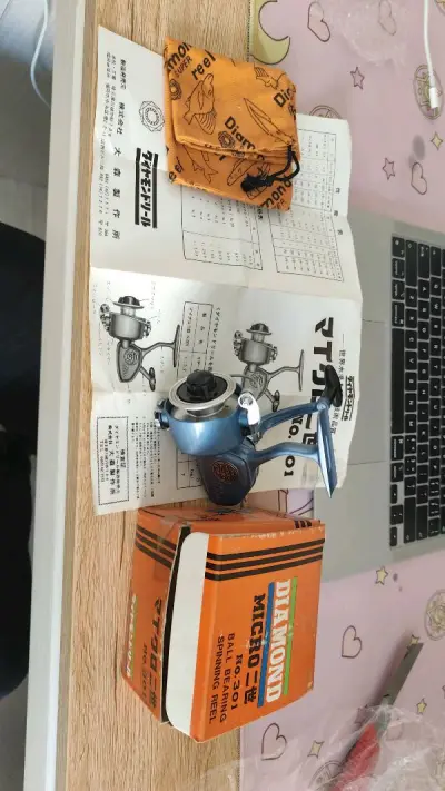 商家发货很快，当天就发货了，虽然这个渔轮比当初新的还贵，但是东西值得收藏，东西非常新，跟商家描述的一致，还送了个小配件，物流也很快，很赞哦。