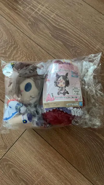 坐坐东海帝王和特别周都是姿态可爱，两个娃娃品相很好，吊牌齐全，直接竹蜻蜓专线寄过来，速度也很快，拿到手就好喜欢，萌萌哒！适合摆放在玻璃柜里展示！