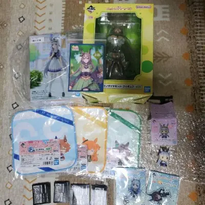 有很多手办，尺寸也都不一样，还有挂画有马偶，收到的时候满满一大箱，三单合并走了海运节省了运费，打包很专业，运输时间也能接受！