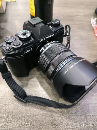 相机外观很新，就是屏幕有几处划痕难以处理，那是没办法的事情。周末拿出门拍了些照片，体验超出我的意料。