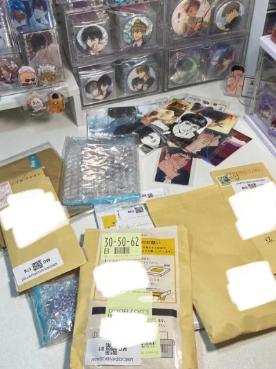 拆樱花妹的原包装真的很爽～走的竹蜻蜓 真的很快 到航空空气之后一天就到国内了 合单46元还退了16块 30的国际邮费真的好爽。没选加固包装但是也加了泡泡。加岛和远野的吧唧非常非常的好看 太喜欢了