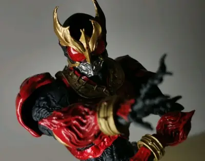 大山龙空我昆虫的元素在全身丰富的细节中得以完美地展现，背后两片鞘翅更是点睛之笔。如生物肌肉纹路般的细节在光线的简单照射下形成的复杂阴影更是将观赏性提上了一个新的层次。消光质感的肌肉与光泽质感的装甲形成了鲜明对比，更是将【生物感】推上了顶峰。