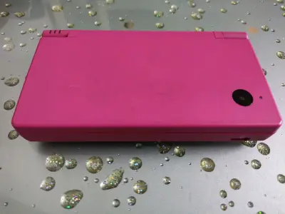 最钟意的玫红色dsi终于淘到手了，很新很新，按键灵敏，最近最满意的其中一台，真的好喜欢玫红色，发的小包裹空运很快就到了，也没有被税，价格也是可以接受的范围内，这么多年前游戏机有这种机况相当满意了