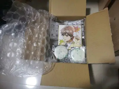 又一波谷子到了，国庆期间发货的，等了差不多20天，状态都很不错??。最期待太一了，呜呜呜果然谷子们好美丽，太一和千早一定要幸福啊??，用我的渣技术简单展示一下??