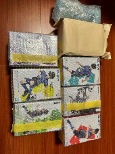 这单是三个件合单，第一次走的海运，速度还蛮快，日本发件到我收到货16天。这次被税了，支付宝缴税几分钟就过了，清关速度还是可以的。
这次切煤的主要是蓝锁的景品手办，基本齐全了。另外还有个日拍便宜女帝无盒手办，可惜脚后跟断了，要买个胶水补下了。总体还是不错的一次体验。