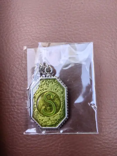 这次使用的是可追踪小航空件 感觉比之前的小航空件配送速度更快。打包的包装还是很结实的，会加泡沫纸包裹。shf实物的成色也很新。另外一只钥匙圈背面有点磨损，不过正面还不错。以后会继续使用可追踪小航空件发货。