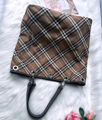 敲美腻的包包又双叒叕到我手里啦~每一只包包都包装的很仔细！！裹了一层又一层的，根本不担心途中损坏