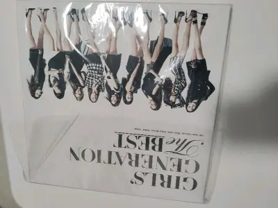 少女时代的日专精选集，完全初回限定盘，超级豪华，内容超级丰富。也是九人少女的最后一张专辑，心水好久了，终于淘到了