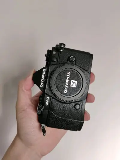 这次买的套机带一个非常漂亮的金属镜头，作为m43最小巧的35mm人文定焦镜头，质感非常好，让人爱不释手，感谢平台