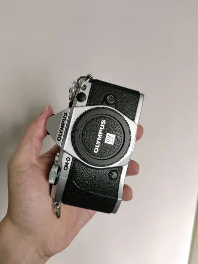 奥林巴斯em5二代有两种颜色，常规发售的是黑色和银色，其中银色散发着浓浓金属光泽，是一款颜值非常高的复古相机。