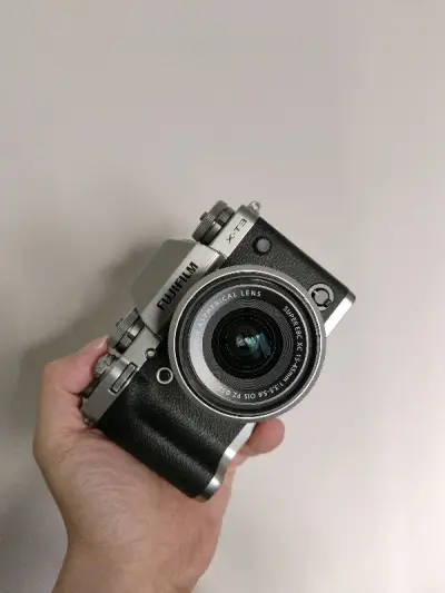 富士作为复古相机的另一大巨头，与奥林巴斯一样，在摄影爱好者中拥有广泛分拥趸，这款xt系列作为富士的旗舰型号，颜值非常高