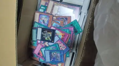 第一次收的散卡套，总体来说还算可以，品相相当好，甚至感觉是新的拆出来卖的（
这次顺带收了两箱卡，大的还行，小的差点意思，整体来说还是不错的体验