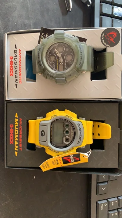 gaussman和mudman原本都是泥人，在大师系列发展的第一个时期，为了丰富大师产品线，将“指针泥人”独立成款，起名高斯人，特点是防泥防磁，陆地系列表款目前已经经历了近三十年，经久不衰，老款的大师虽然在功能方面无法与现在的泥王相比，但是就外形设计来说，依然很超前...