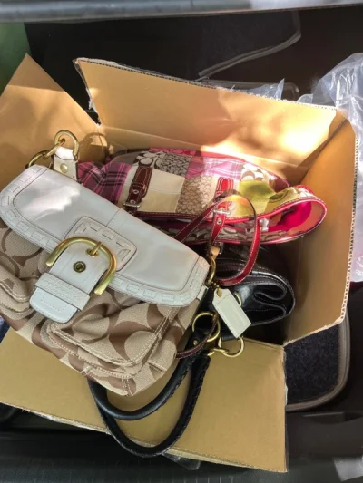 又来了一张好看的包包！迫不及待在后备箱开了箱，阳光底下亮闪闪的太漂亮啦~~~晒包啦晒包啦~~~包装很好，物流也很顺