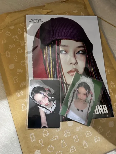 很好很好的一次购物体验！第一次在挖煤姬切煤很慌张，担心海淘风险以及运输风险，看到包裹就放心了！我就买了几张小卡，挖煤姬也给我用了个大箱子装的严严实实（可以看图和我买另一家小卡的包装对比），里面填充了气泡柱，
箱子质量也特别好。