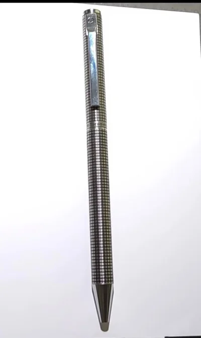 百乐的hi-tecpoint系列是真的好写，所以这次又买了一支不一样的，它将蚀刻与旋转出芯完美融合。红环的altro国内市场也偶尔能看到，但没见过这种颜色。它搭载独特的前掀出铅，轻压笔尖就能弹出一定长度的铅芯。总之两支笔都很好用，多亏了挖煤姬这个渠道。