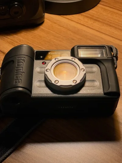 在Espio mini 不幸于英国火车上丢失以后，莫名其妙地，我开始报复式购买相机。也得亏是挖煤姬这个平台，我能轻易以好价格买到成色美丽的机器，这台现场监督28HG就是其中一台。
作为现场监督系列中最给力的一款，有着ISO100时闪光距离10m的恐怖实力，三防的属性...