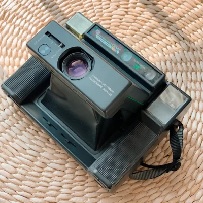 在手头拥有mini90，500AF这两款分别代表instant mini和wide相纸的铭机之后，我决心补齐能够拍摄sq相纸的机器。但是现代机器的外观与硬件水平又实在不是我的菜，于是随着最近掀起的改机热潮，我也入手了这台Fotorama 机器。
以低于一盒被加价过的...