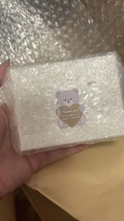 隔天就收到了第二个包裹哦～可惜这次被税了QAQ海关太严格了www 好在拆开包裹?以后美丽盘子让我心情好转很多。这次?依旧打包的很好，没有运损的情况，看着满地的大美丽心情好好，挖煤姬海淘真是太上头啦。