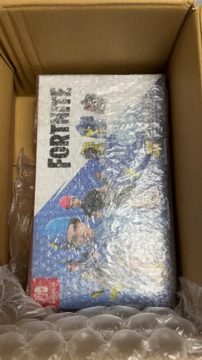 是真正的全新品，外箱品相相当不错，是收藏级标准的。挖煤姬对商品的保护也相当到位，点赞，一如既往支持在本平台购物，非常感谢。