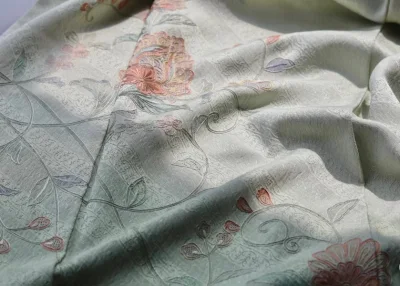 有我超级喜欢的汕头绣！好喜欢！拍照！
还有一卷美丽的反物，超级可爱！
这次依然是走的海运，大概一个月左右就到家啦～