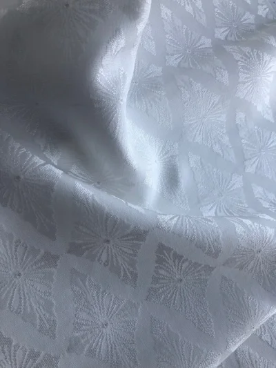 这次到了一箱正绢反物！
有各种银通！
在雅虎日拍上买价格比国内要便宜五百到一千，非常划算！
一卷可以出两件长旗袍～