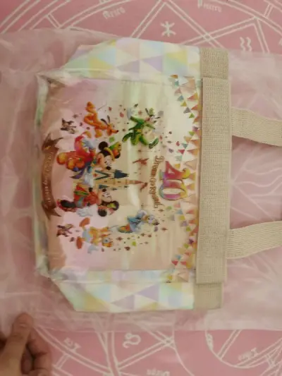 迪士尼四十周年的便当包真的好好看！在挖煤姬看见很多卖家出全新的，价格也低很多，果断入手了。还有jare marple的小裙子，刚好是在日拍那里竞拍到了好价，收到的时候看起来很新，能买到自己喜欢的东西真的是件幸福的事，感谢挖煤姬～