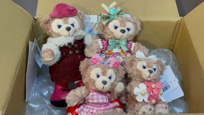 这一单都是全新牌齐，娃的状态超好收到好惊喜，第一次买复活节这只玫玫，裙子太精致太闪亮了?。第二次走竹蜻蜓了，最爱这种一单四只娃可以直接走竹蜻蜓的，下次买点周边也一起走竹蜻蜓试试～