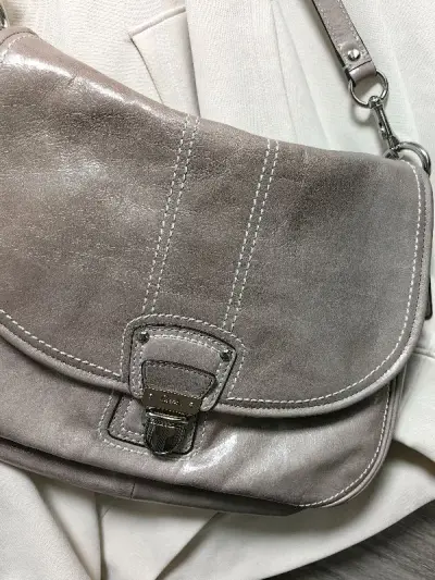 包包很大，瑕疵也拍的很清楚，包装也很严实，真的很严实，巨大一个箱子，正品，皮质软软的，很百搭，颜色是很罕见的颜色