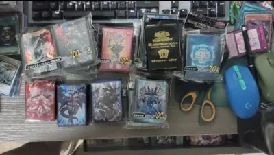 这次收了个卡套大礼包（
总体来说价格还行。另外还收了一小箱卡，这次卡质量也还可以，这次物流速度也还行，路上也没出什么问题，整体体验不错。