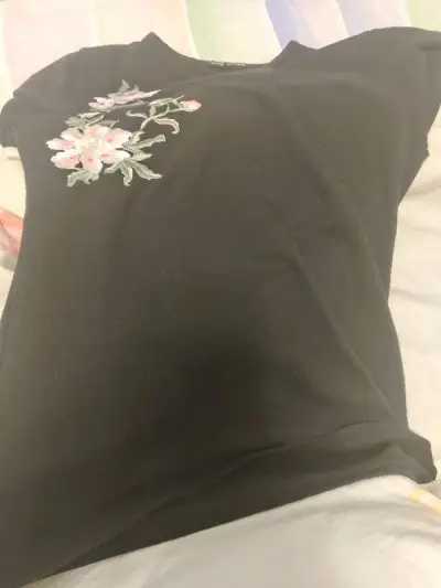 从挖煤姬买的衣服终于到了，很快就到了，拿到之后很兴奋，真的超级喜欢，非常支持，质量非常好，与卖家描述的完全一致，非常满意,真的很喜欢，完全超出期望值，发货速度非常快，包装非常仔细、严实，物流公司服务态度很好，运送速度很快，很满意的一次购物。衣服很好看，以后会继续支持...