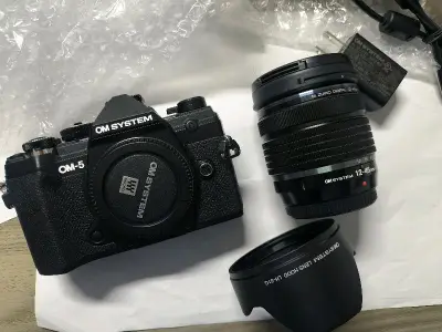 在雅虎拍卖购买，收到后才发现没有相机肩带，没有包装盒。但相机和镜头非常干净，成色很新。镜头也没有灰。