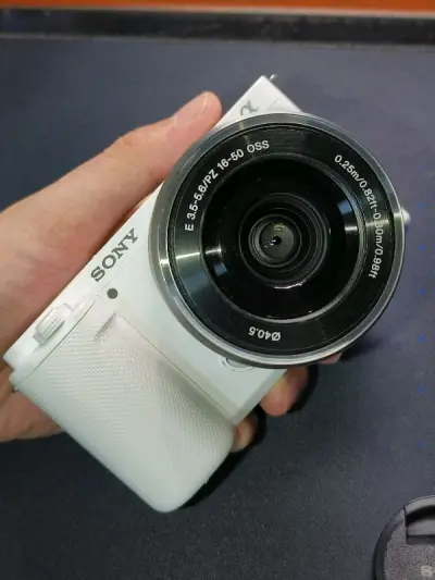 国内的索尼zve10价格去年炒得飞起，一直想收台玩玩，无奈价格原因放弃，某日在挖煤姬上看到一台感觉还可以的，价格也合适就拍下了，等了一个月到手，虽然被税，不过也还好，顺利到手。检查了下，成色符合描述，终于可以拍视频了！