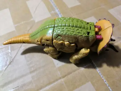 今天收到超能勇士模型玩具三角龙勇士，这只三角龙勇士整体成色很赞，虽然是只反派但是变形设计挺有新意，眼睛处还有联动机构，哈哈，太有意思了