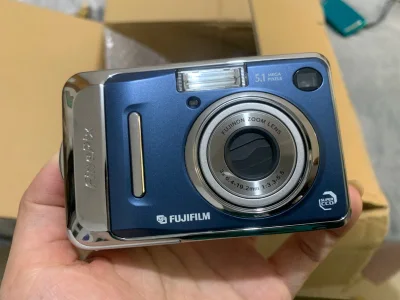 一共买了4台相机和一个xd卡，发的航空件还挺快，大概10天收到~
富士z1000exr好新，绿色的好好看~奥巴的滑盖也很好看~好喜欢~会好好使用的?