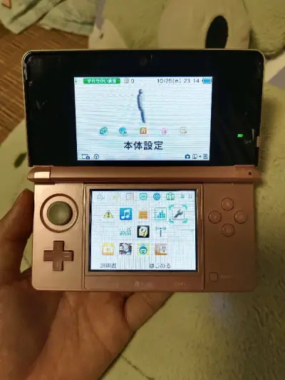 自带买了任天堂3ds，成色很不错，没有什么划痕，非常值得，屏幕一定不黄，已经很难得。物流速度正常，客服也很不错！