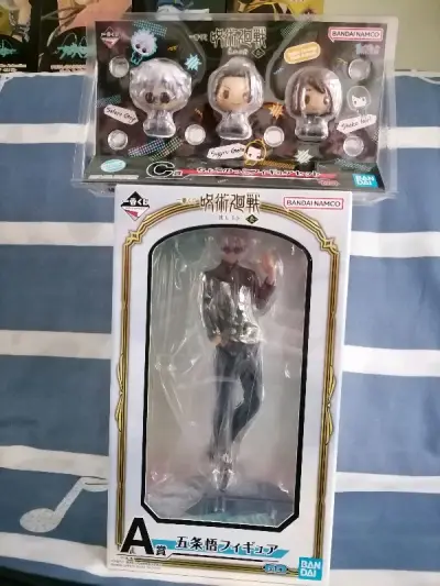 这次淘到的了怀玉篇一番赏的a赏五条悟和三人组组豆豆眼小手办，高专时期的悟真的帅！这个手办的眼睛是透明的镜片，可以看到眼睛！快递发的竹蜻蜓，好用又实惠！