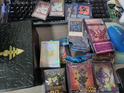 之前的那个拍卖到了，这个NO.卡盒属实比我想象的帅多了，而且尺寸也大，能装两副大卡组了。另外这拍卖也还算捡漏了，整体价值还可以。顺手把灰和小夜也寄回来了，果然有一种强度的美（
然后还是老朋友那里拿了套大套的入魔，很赚照常好评。