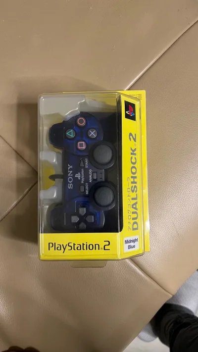 ps2手柄众多颜色里我最喜欢的两个颜色午夜蓝和透明色终于买到全新品啦，包装盒成色保存的很好，非常适合收藏，感谢卖家的割爱！
