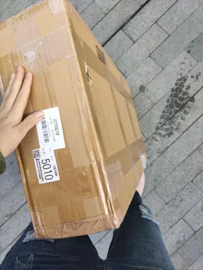 箱子装的很满塞满了泡泡纸，樱花妹和挖煤姬的包装都很好 检查了一下也没有缺货，这箱还有自己的梦情，购物体验很好。几次了 海运都能稳定在一个月以内到。