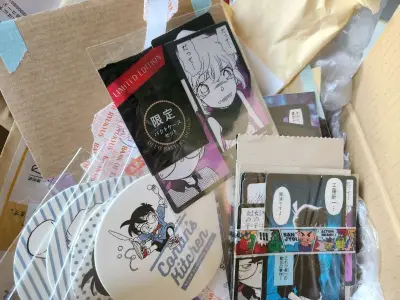 这次囤了超级多的拍立得小卡，于是第一次走了EMS，合单后重量减轻不少，，国际物流发货后到手特别快！而且是普通包裹也不用当面签收了。挖煤姬打包很好，有一些卖家没有用硬纸板捆包导致一些伤，但大部分还是很用心的平安送到了，谷子美美