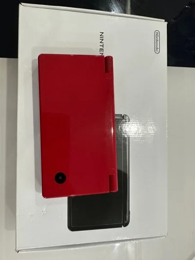 最近超火的3DS，心动不如行动，立马下单挖煤姬，从下单到收货历时20天，走的可追踪小航空，算下来好像也不便宜，还被税了，但是！！！我还是很开心，哈哈哈……毕竟是自己海淘处女作……一台黑色小三，一台红色NDSI成色我觉得得有九成，看着就很新啊～虽然3DS屏幕有些发黄，...