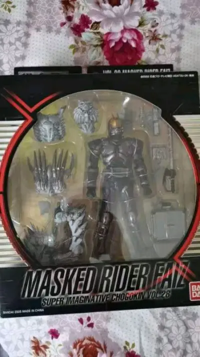 这次是SIC系列的假面骑士Faiz，555，因为是老版，所以关节什么的都可能会很脆弱，但是造型和美型度还是很在线的，不像新版那样充满科技感，这个更加注重科技与生物的结合，所以也会更加协调。