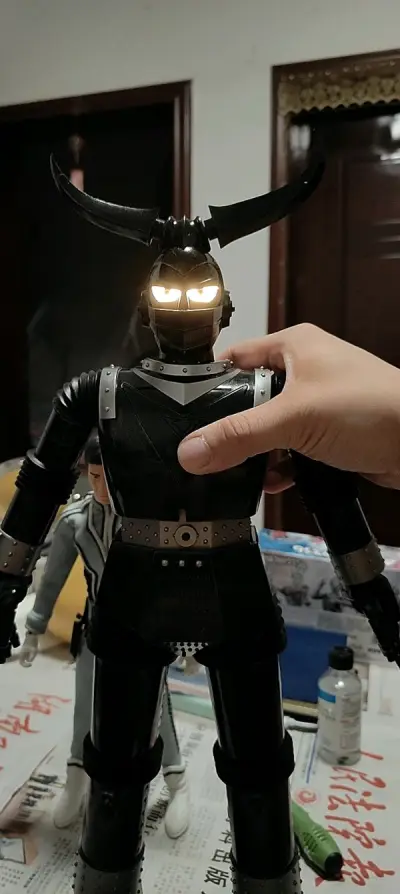 超合金40厘米巨大可动模型，质感杠杠滴，到手后才能感受到压迫力，合金材质的份量感特别好，发光机构正常，不可多得的经典老物模型。