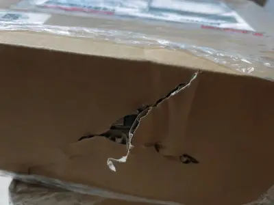 这箱子收到的时候破了一个大口子，几乎可以伸一只手进去。还好东西没少，也没破损。不过感觉是国内的邮政太暴力了。而且这次快递员是个死脑筋，我说我们家隔壁有人，让他们代收一下，他说不行…真是无语
