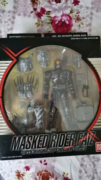 这次是SIC系列的假面骑士Faiz，由于是老版，关节可能会很脆弱，但是造型和设计还是很棒的，不像新版那样缺乏细节的打磨，这个更加注重科技与生物的结合，在我看来是一件非常不错值得收藏的好物。