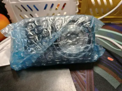 因为国内闲鱼实在太贵于是转战海淘，虽然因为填错面单还多付了80的税，但总体而言很不错，从发货拿到手大概半个月，实物和卖家拍摄的一样美！挖煤姬包装的很细心，放了很多气泡纸