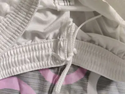 今天在平台买的短裤到货了，白色的宽松版，面料舒服透气，跑起来一点也不闷热，感觉胯下生风，健步如飞。挖煤姬平台还有很多款式，有空再挑选几条，购物感觉满意！