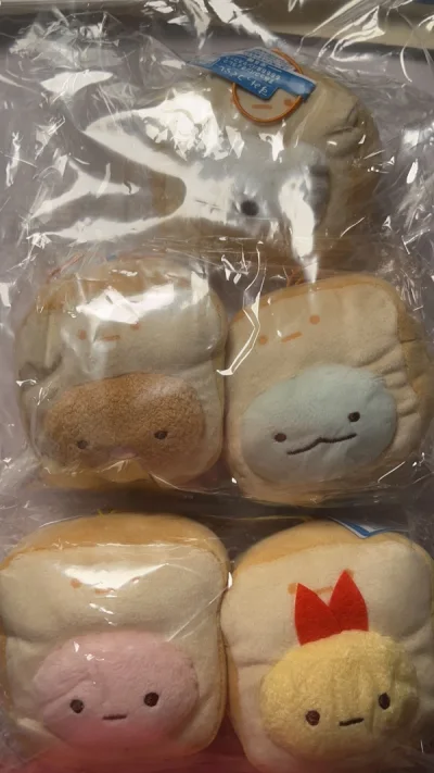 买了很多角落生物面包系列，真的超可爱，为了凑邮费，买了两相同的。 还买了个角落生物第六代，还有角落生物的杯子，但是忘记拍图片了算了。包装很严实。期待下次购买。