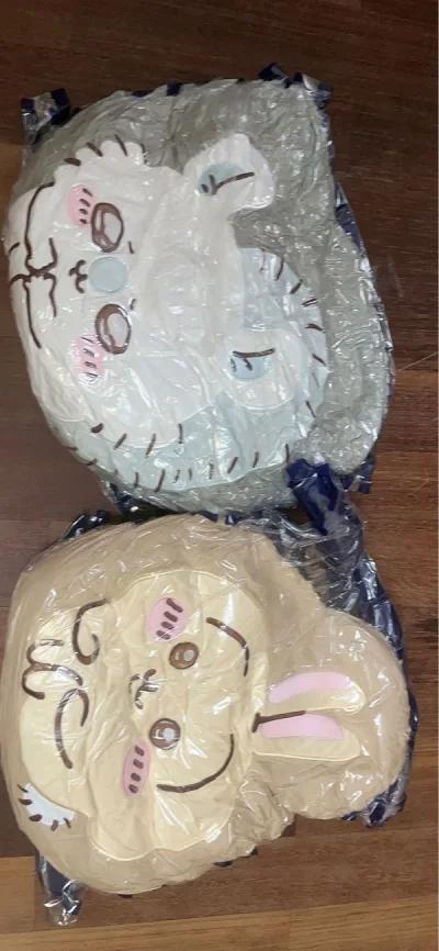 樱花妹非常贴心地使用了真空压缩包装，省了不少空间，外层的泡沫纸也都很严实！
本来以为两个大抱枕会国际会很贵，用了竹蜻蜓，真的是又实惠又快速，从下单到家里居然只要10天！
非常可爱的两个宝宝，感谢挖煤姬，立马抱着睡觉咯！
